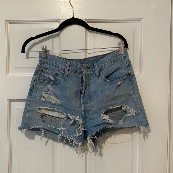 Levis 501 High Rise Short in ‘Fault Line’ wash - Picture 3 of 5